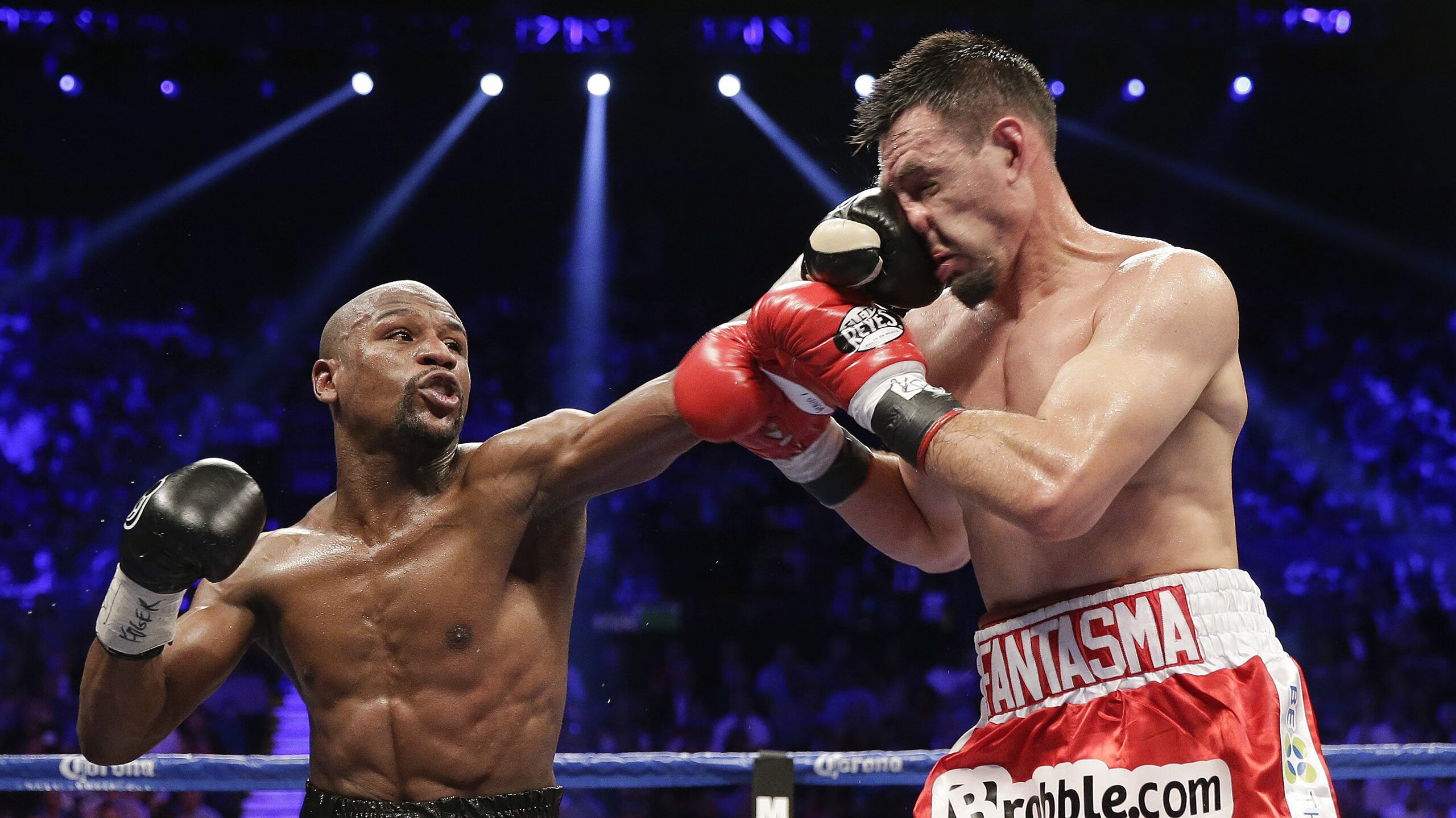 UFC女拳王怒喊“我还没用力”，对手脸都白了